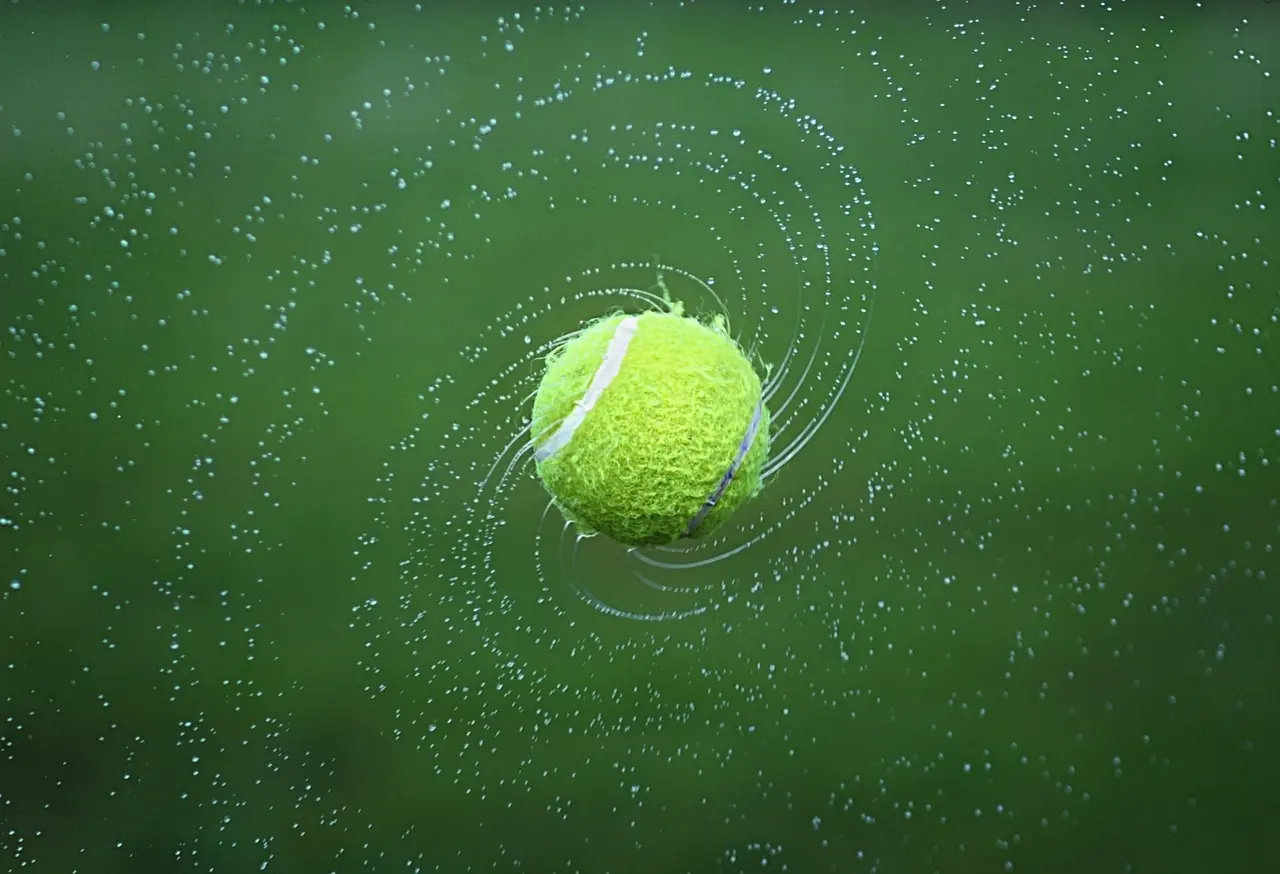 Tennisbold i bevægelse