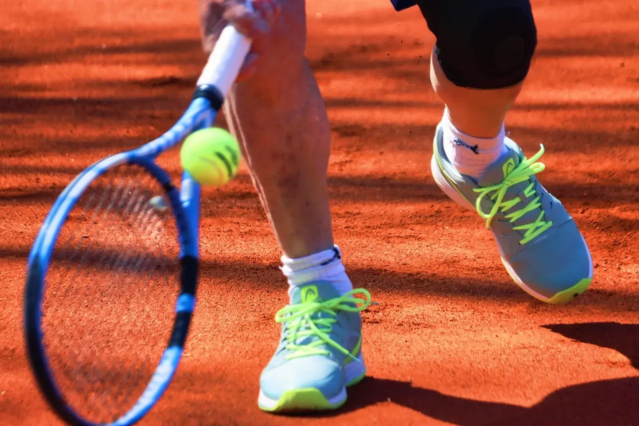 Tennisudstyr på grusbane