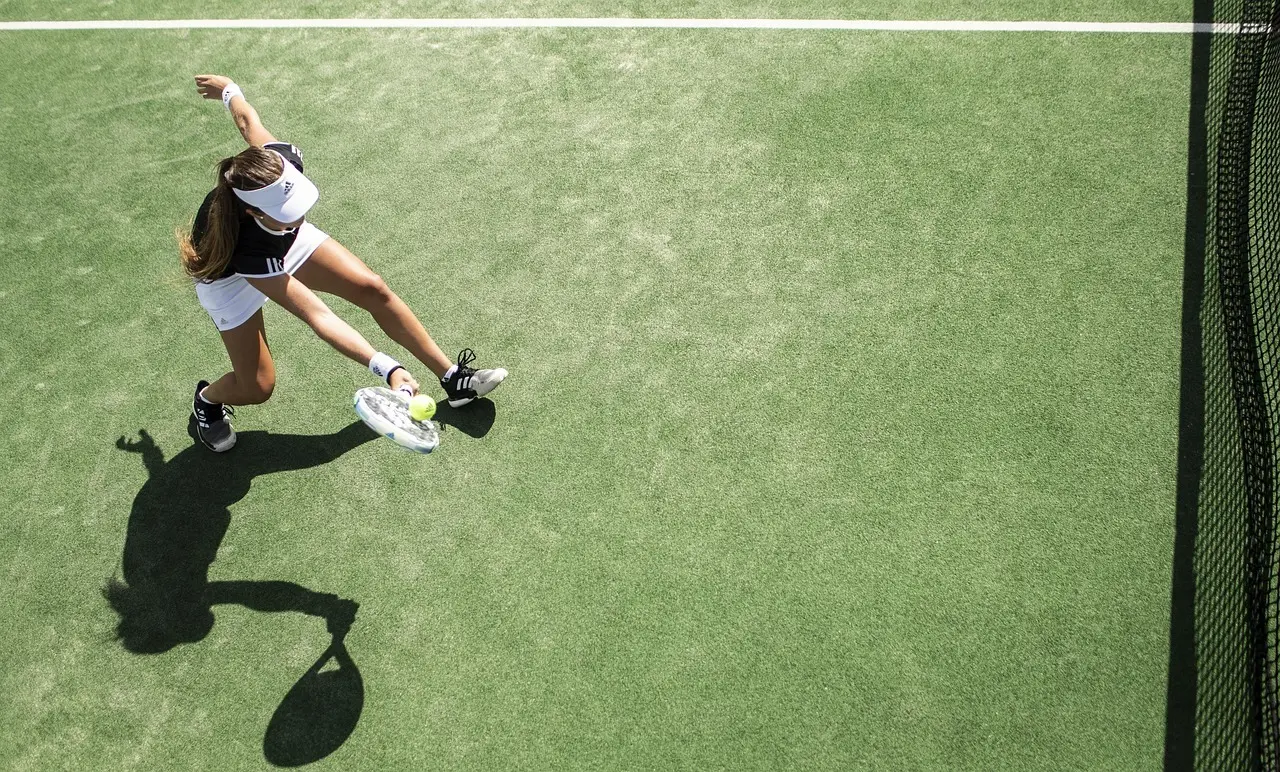 Tennisspiller set oppefra