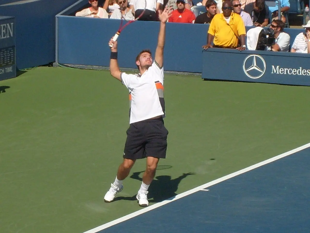 Tennisspiller i serven